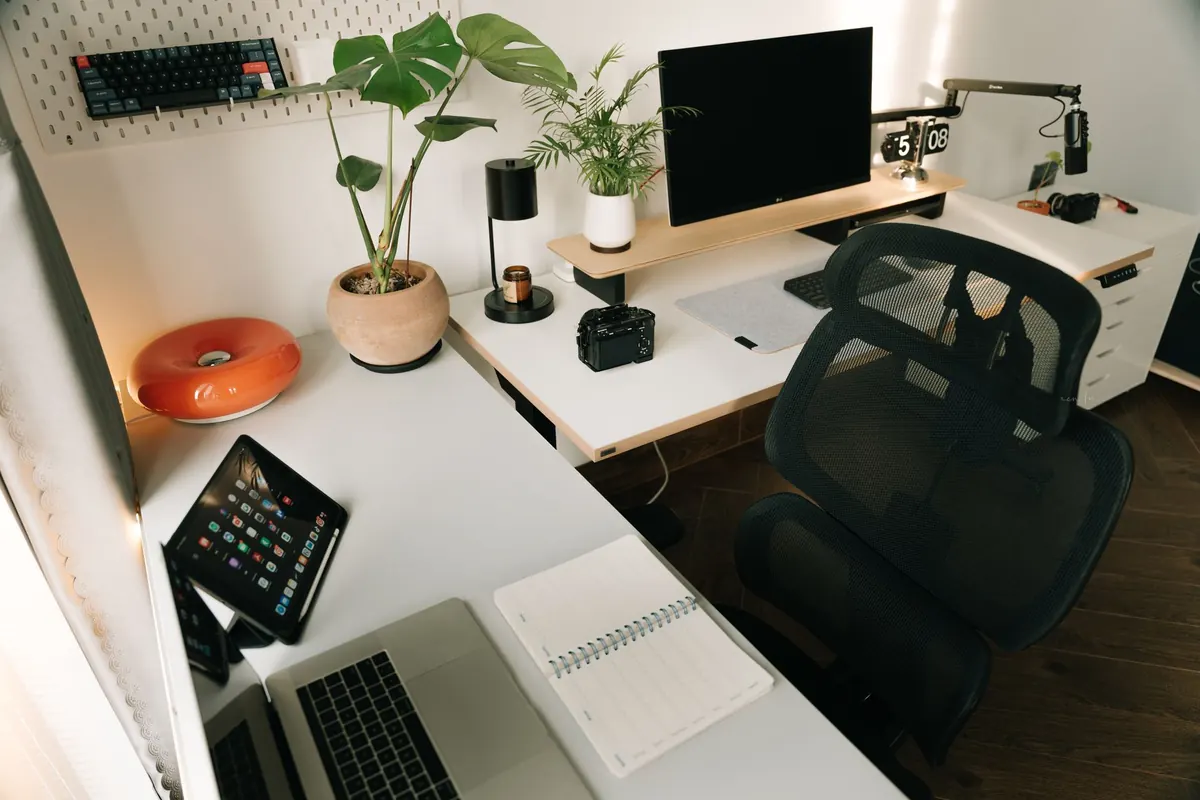 How to Set Up a Home Office in a Rented Flat Without Drilling Walls